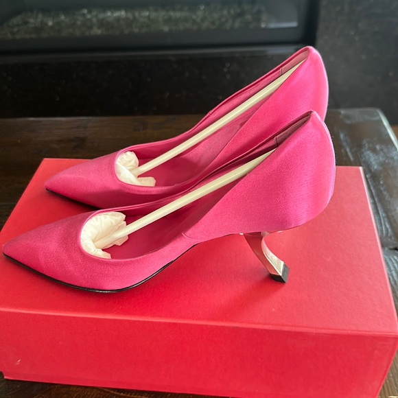 Brand new comes with box Roger Vivier pink satin heels with the famous heels - Picture 1 of 6